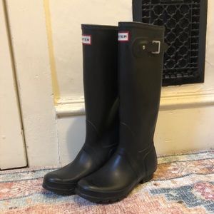 Tall matte black Hunter rainboots